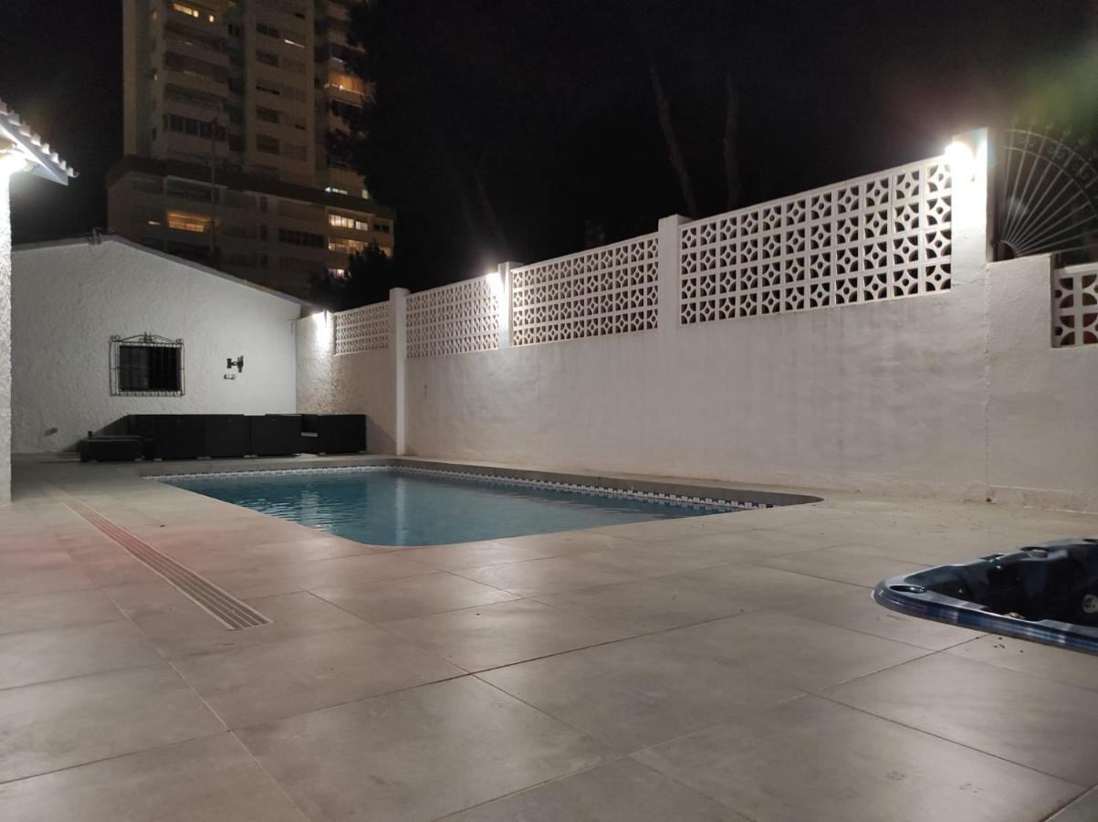 Villa con piscina a un paso de la playa Benidorm Exterior foto